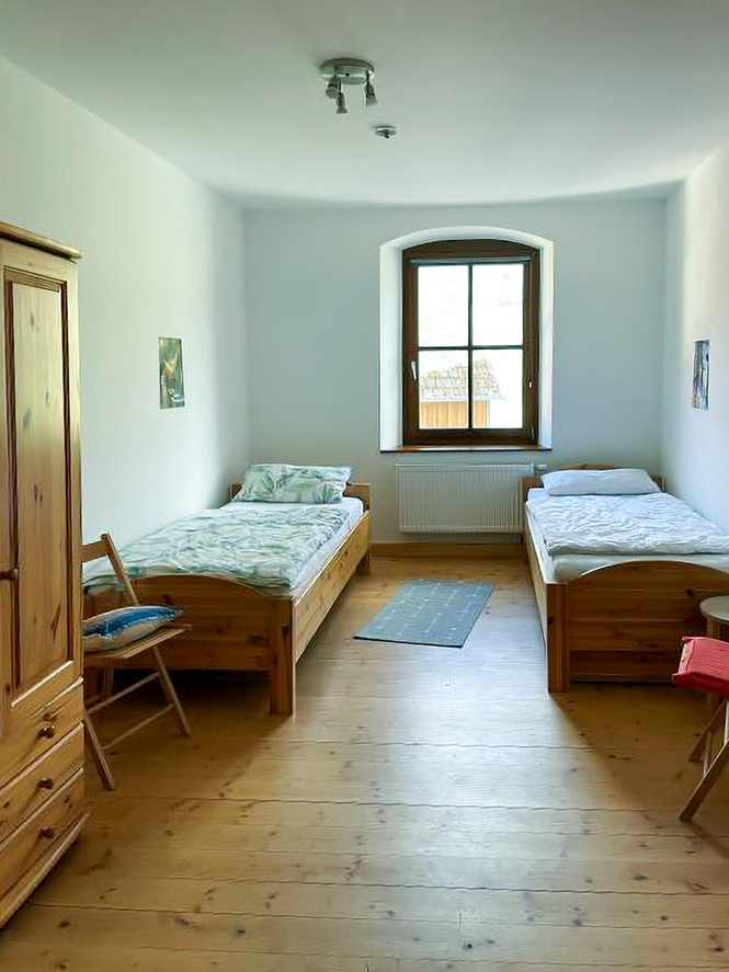 Zwei Einzelbetten in einem Schlafzimmer der Ferienwohnung