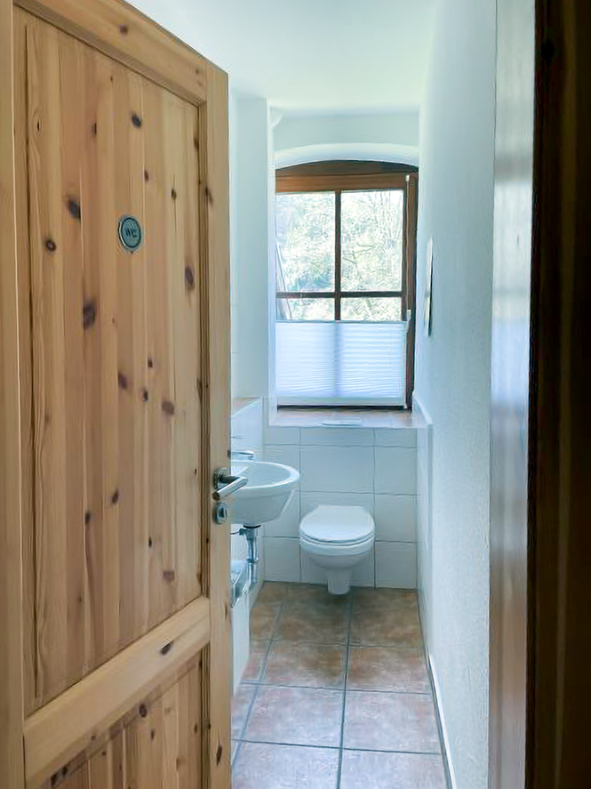 Toilette und Waschbecken in der Ferienwohnung