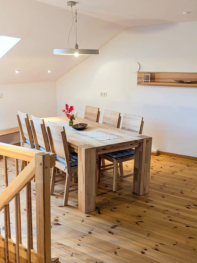 Esstisch im Obergeschoss der Ferienwohnung