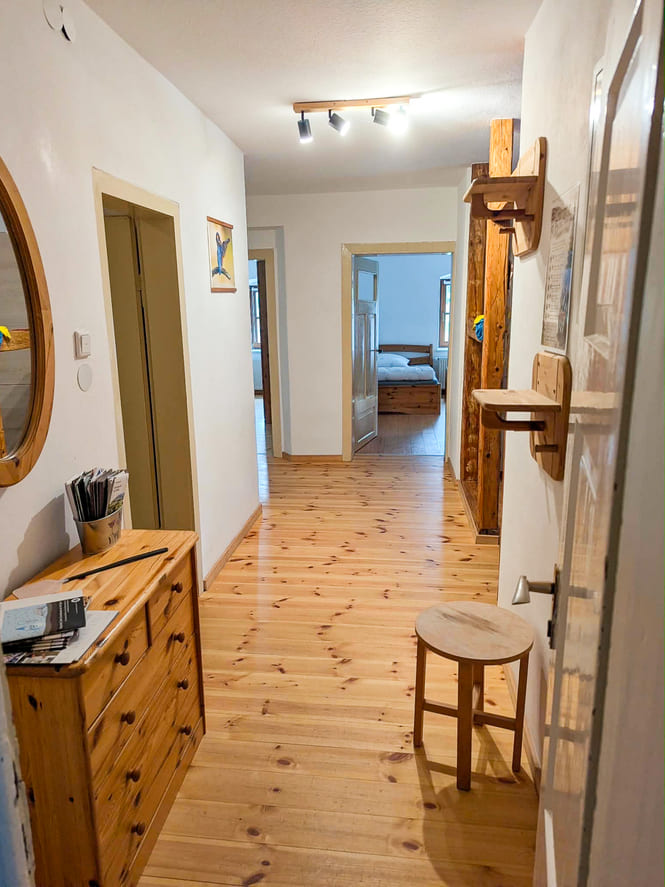 Flur der Ferienwohnung mit Kommode und Spiegel