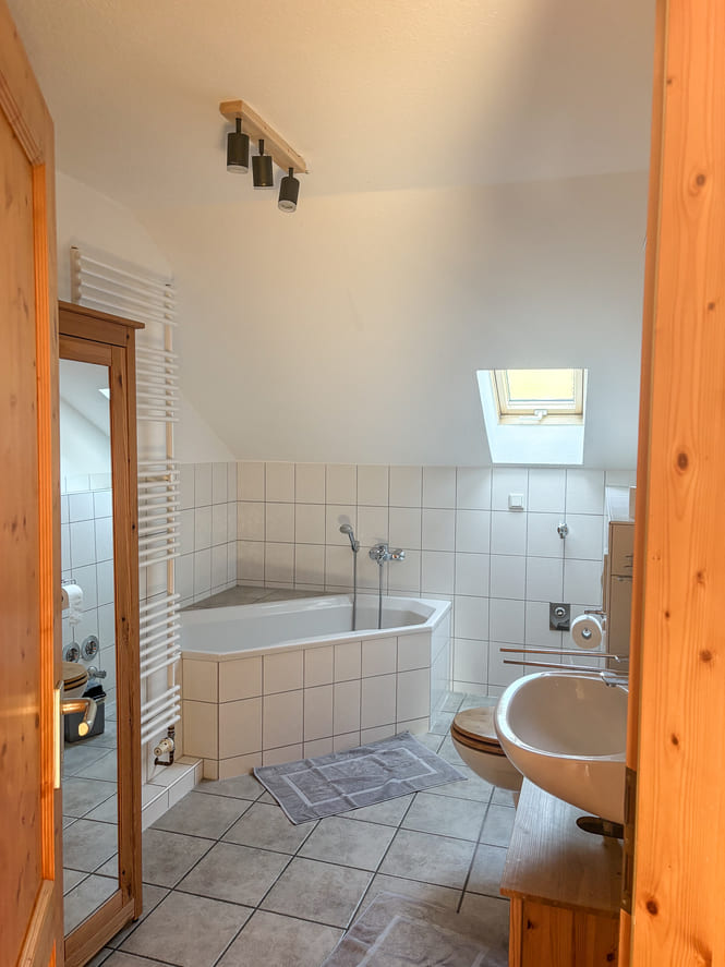 Bad mit Badewanne und Dusche