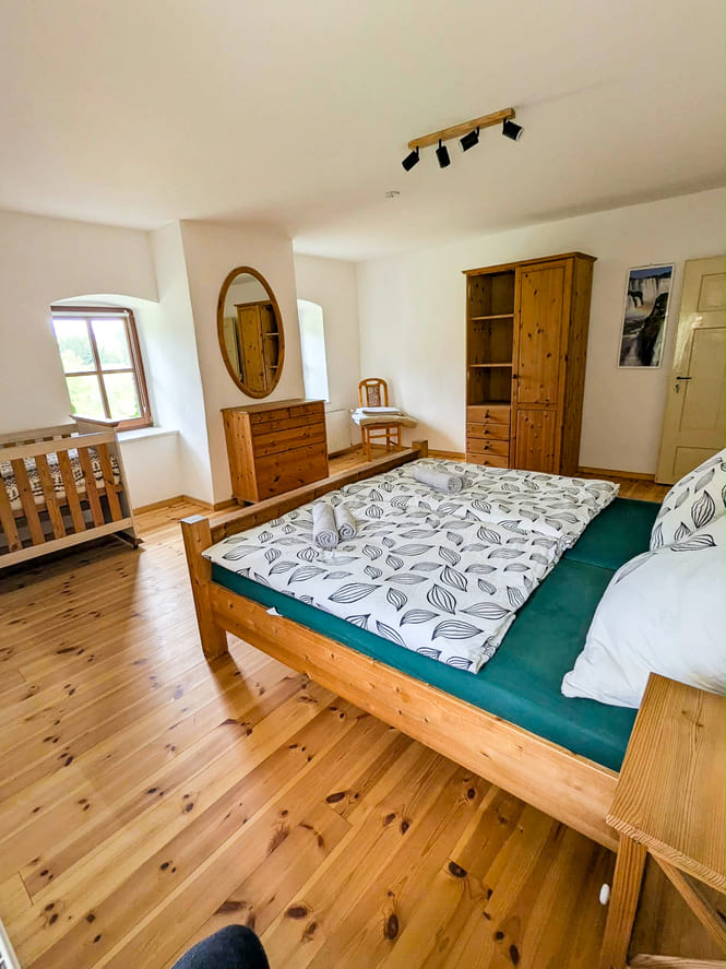 Doppelbett mit Kinderbett in der Ferienwohnung