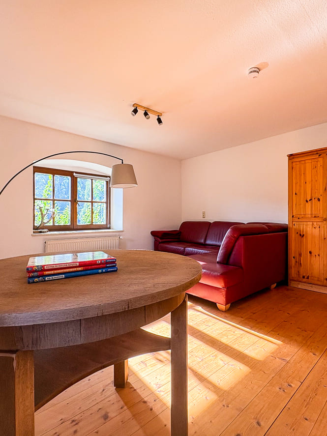 Wohnzimmer mit Leselampe in der Ferienwohnung